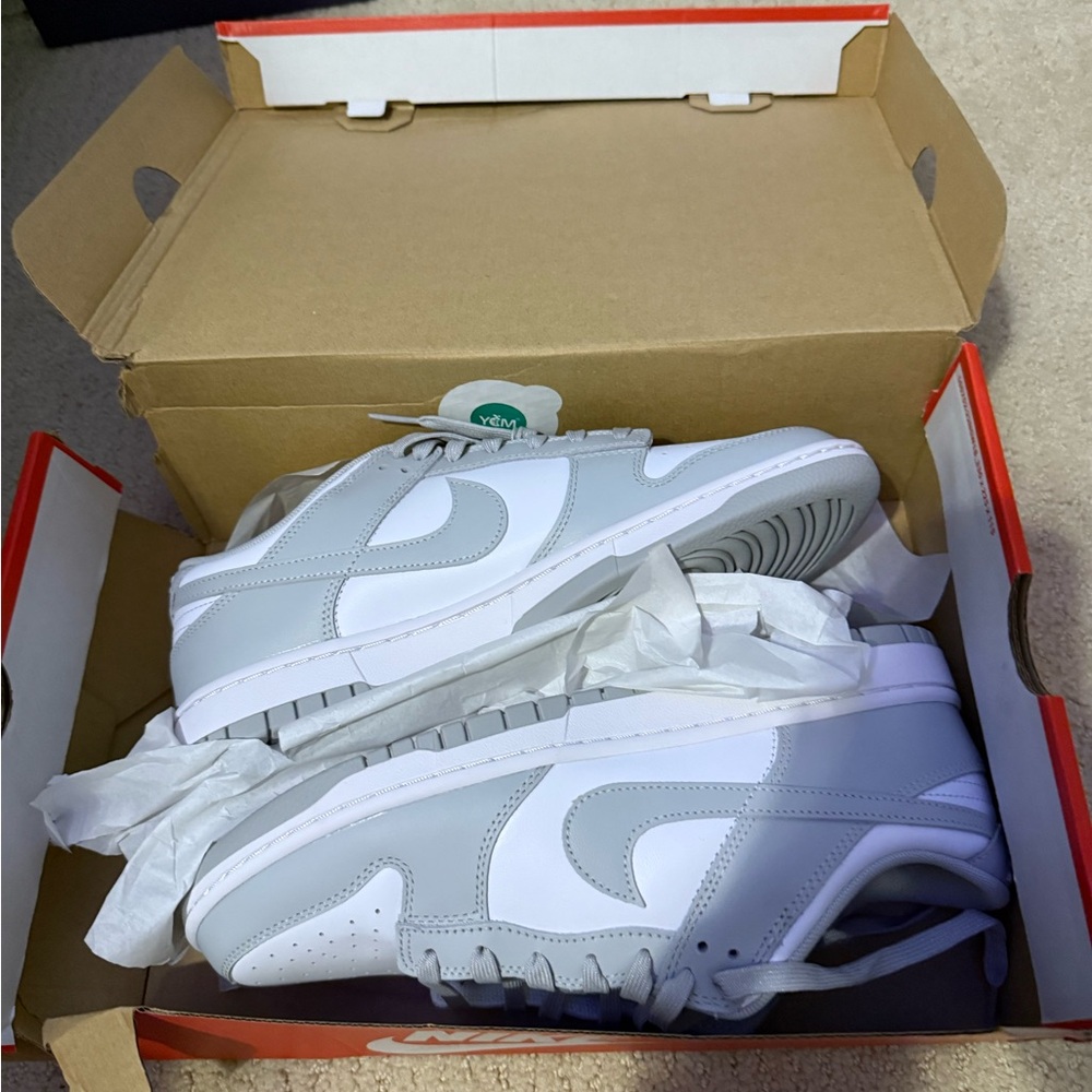 Nike men’s low dunks. Retro grey and white
